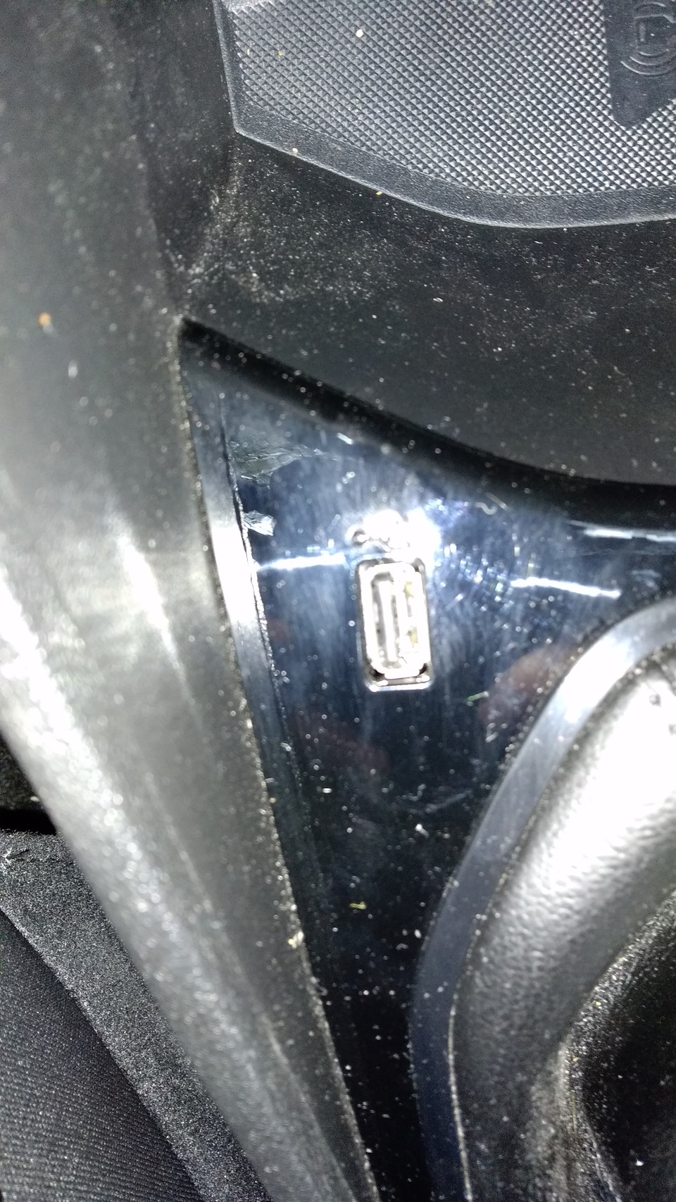 USB порт провалився усередину панелі 2