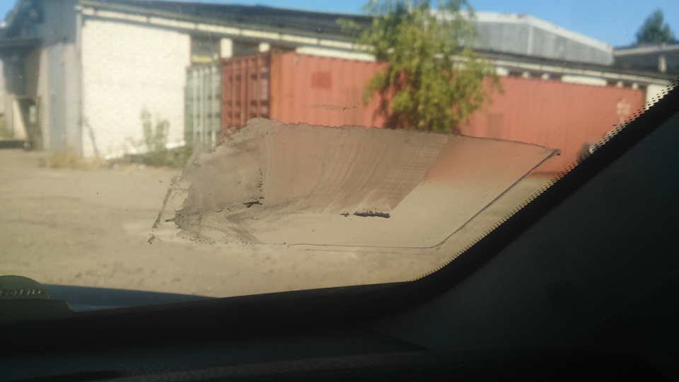 Зачищення лобового скла від клею талона страхування 1