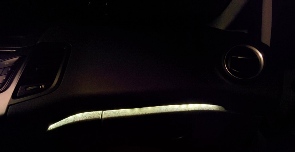 Фонове LED-світло над бардачком 2