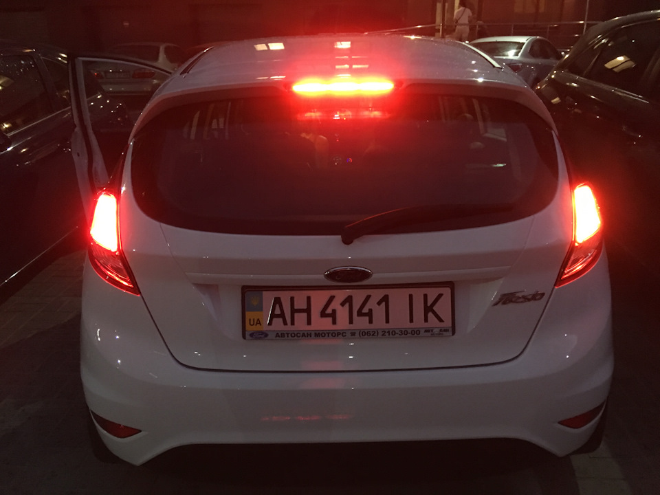 Заміна лампочок габаритів та стоп-сигнальних вогнів на LED-лампи 1