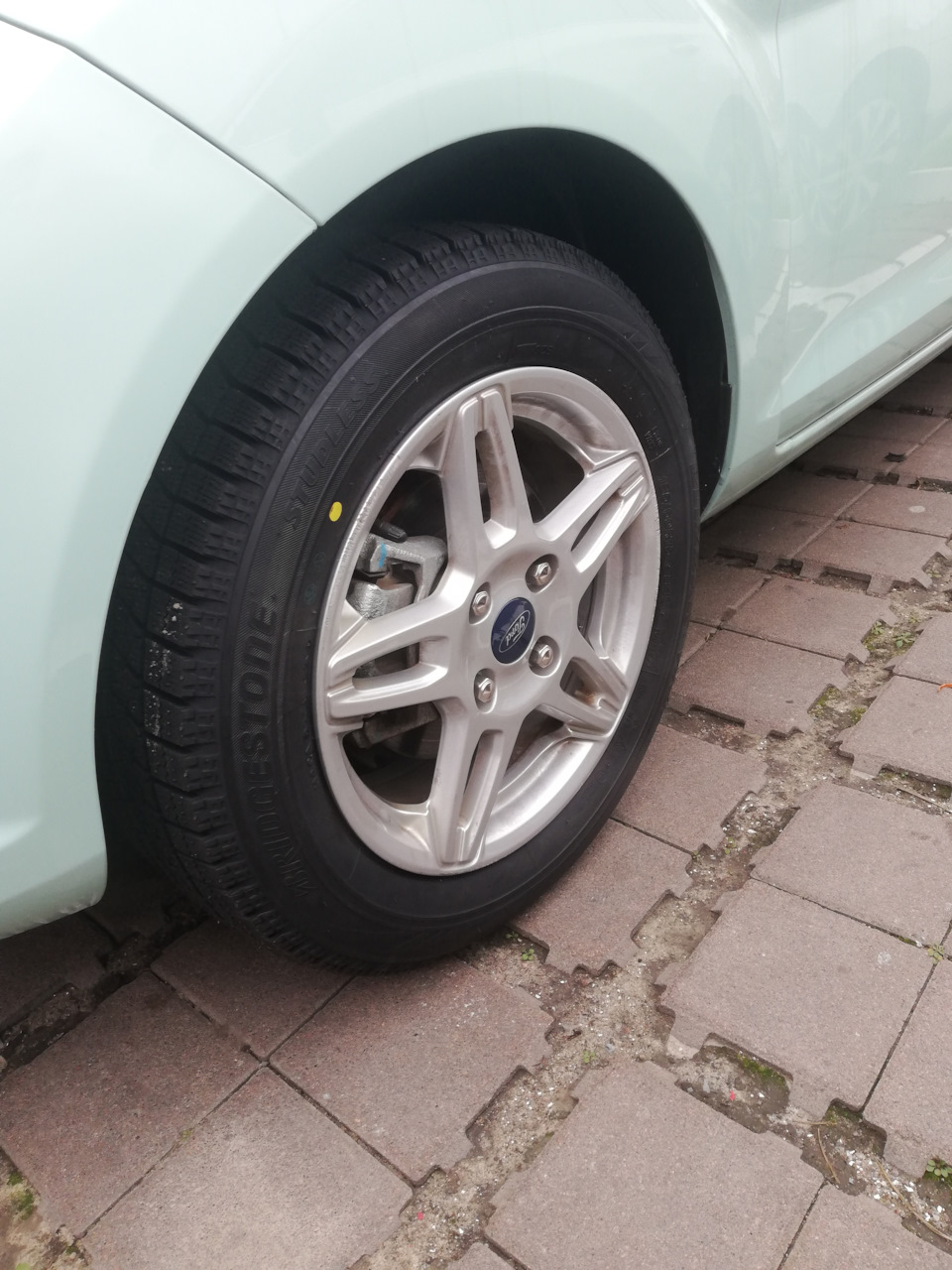 Bridgestone blizzak vrx 185/60/15 2