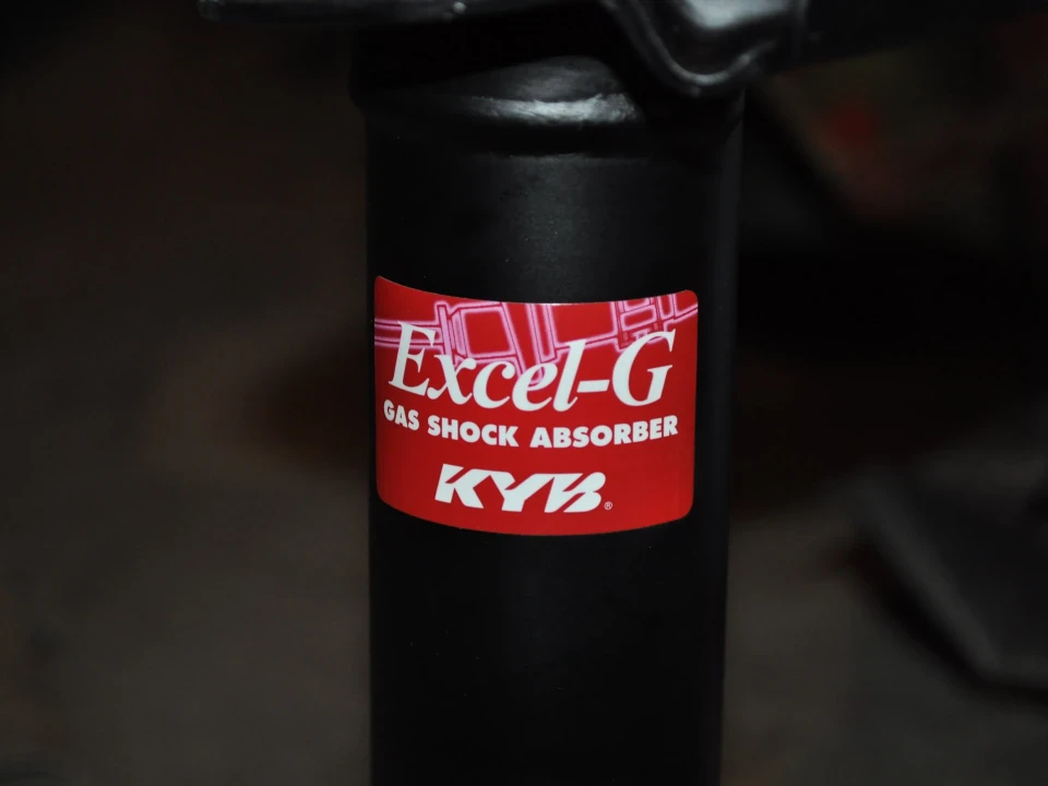 Установка стоек Kayaba Exel-G