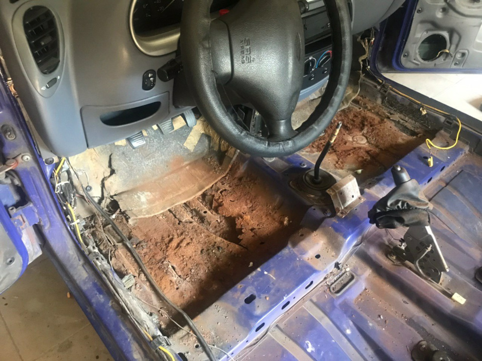 Затекает вода в салон 1