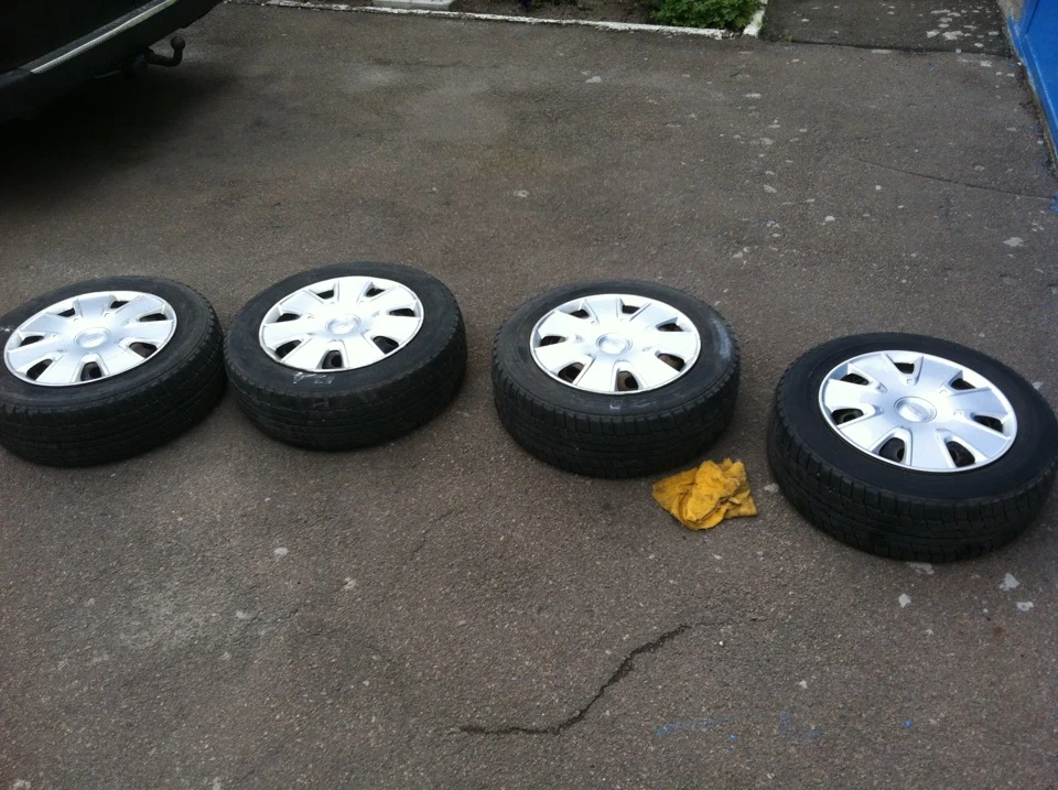 Продаю зимову гуму+диски+ковпаки Dunlop studless graspic ds2 175\65\14