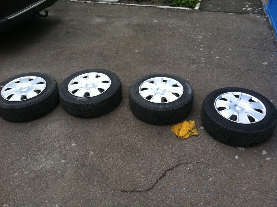 Продаю зимову гуму+диски+ковпаки Dunlop studless graspic ds2 175\65\14 1