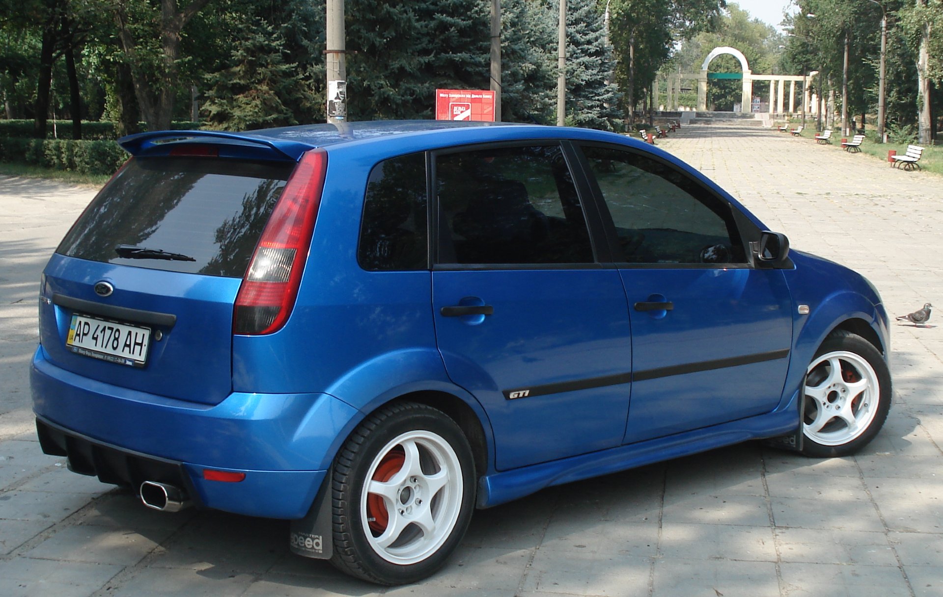 Продам задний бампер 1