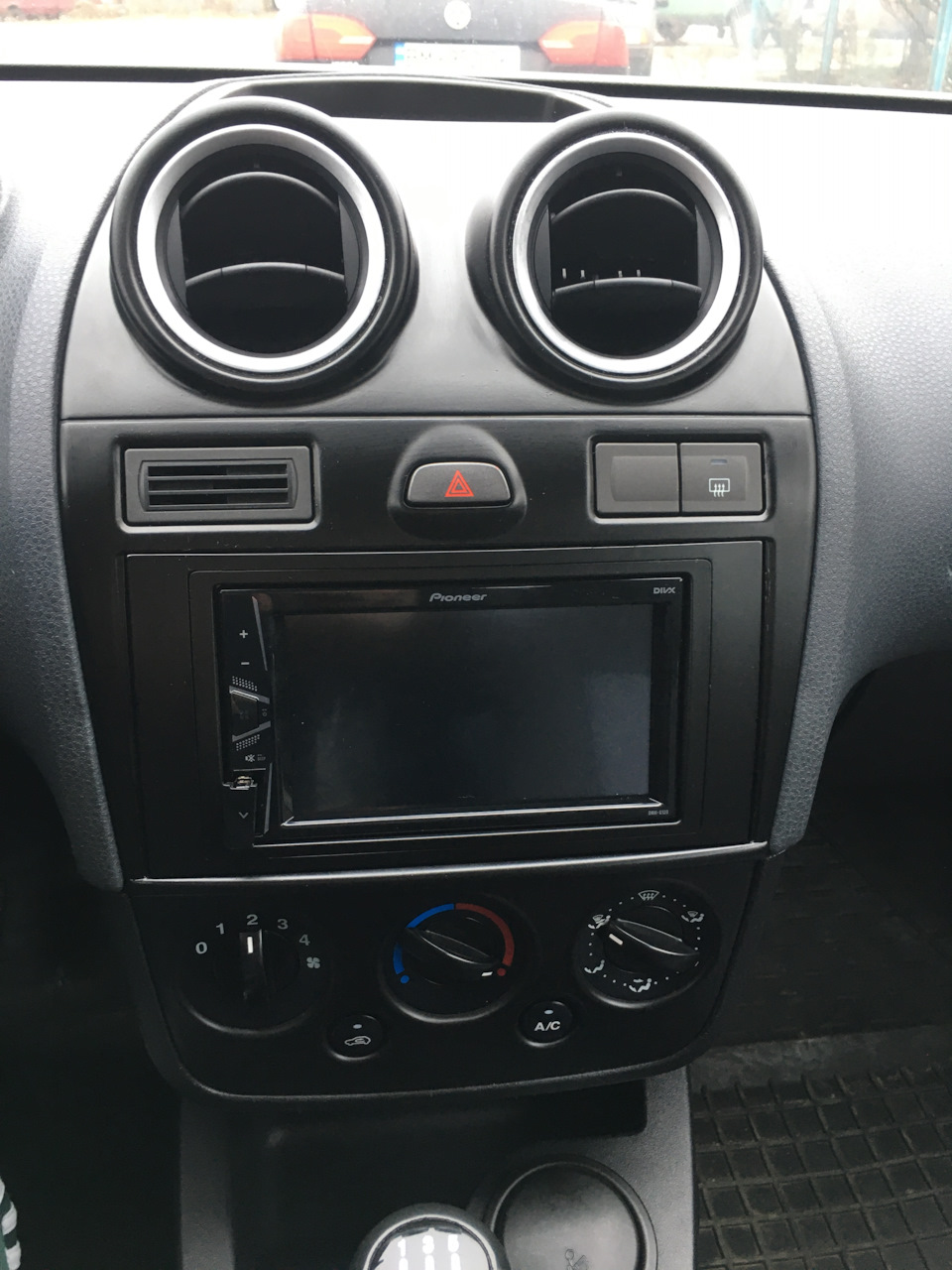 Pioneer DMH-G120, камера заднього виду, фарбування центральної консолі 2