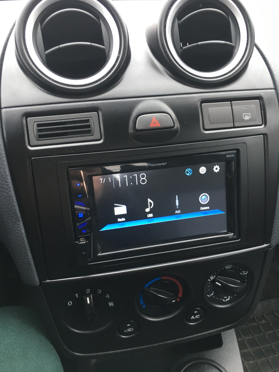 Pioneer DMH-G120, камера заднього виду, фарбування центральної консолі 3