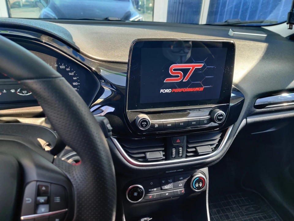 Sync 3 + оригінальна камера заднього виду.