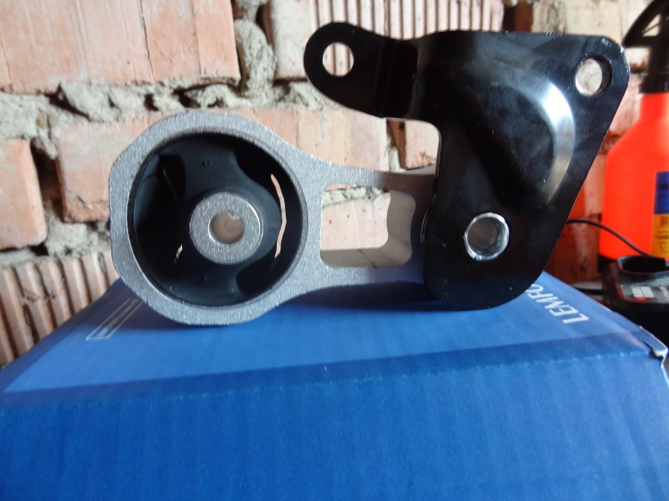 Опора кпп задня нижня Lemforder 33752 01 2
