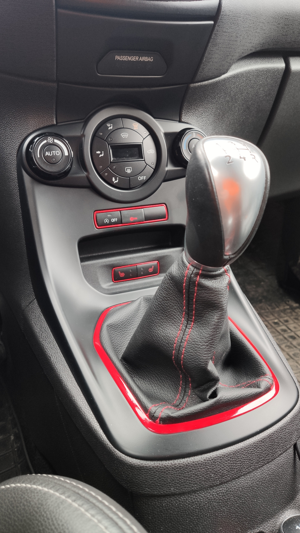 Підсклянник у центральну консоль Fiesta mk7.5 1