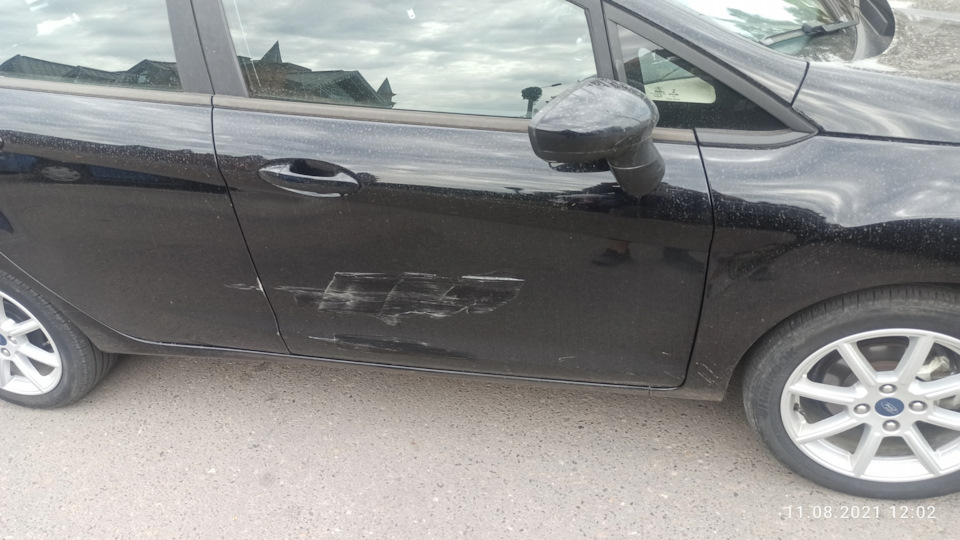 Поки був у гаї, машину підбили. 3