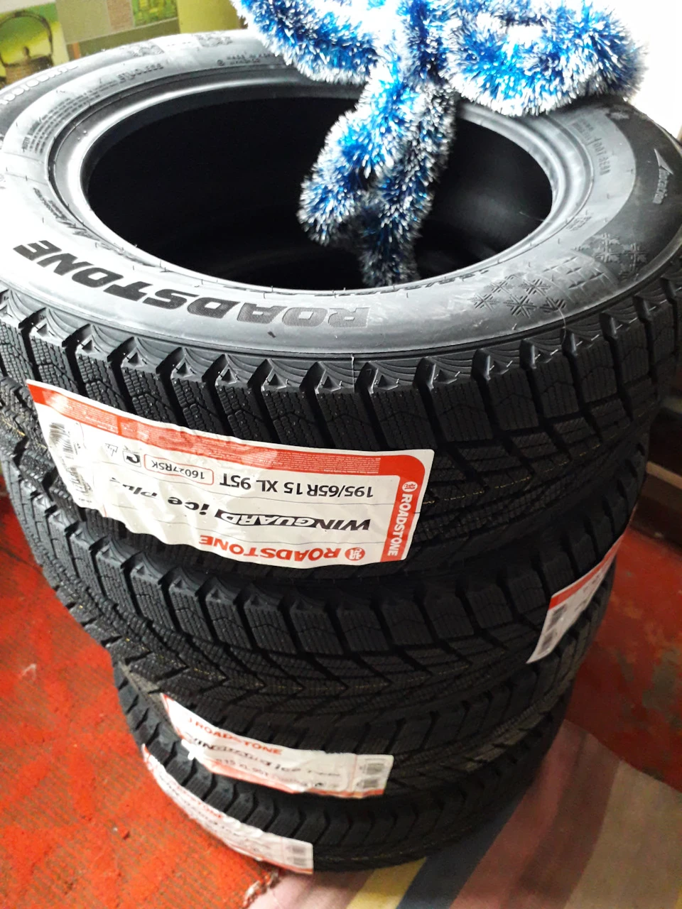 ROADSTONE WinGuard ice Plus WH43 У фордика перша зимова гума за 12 років.