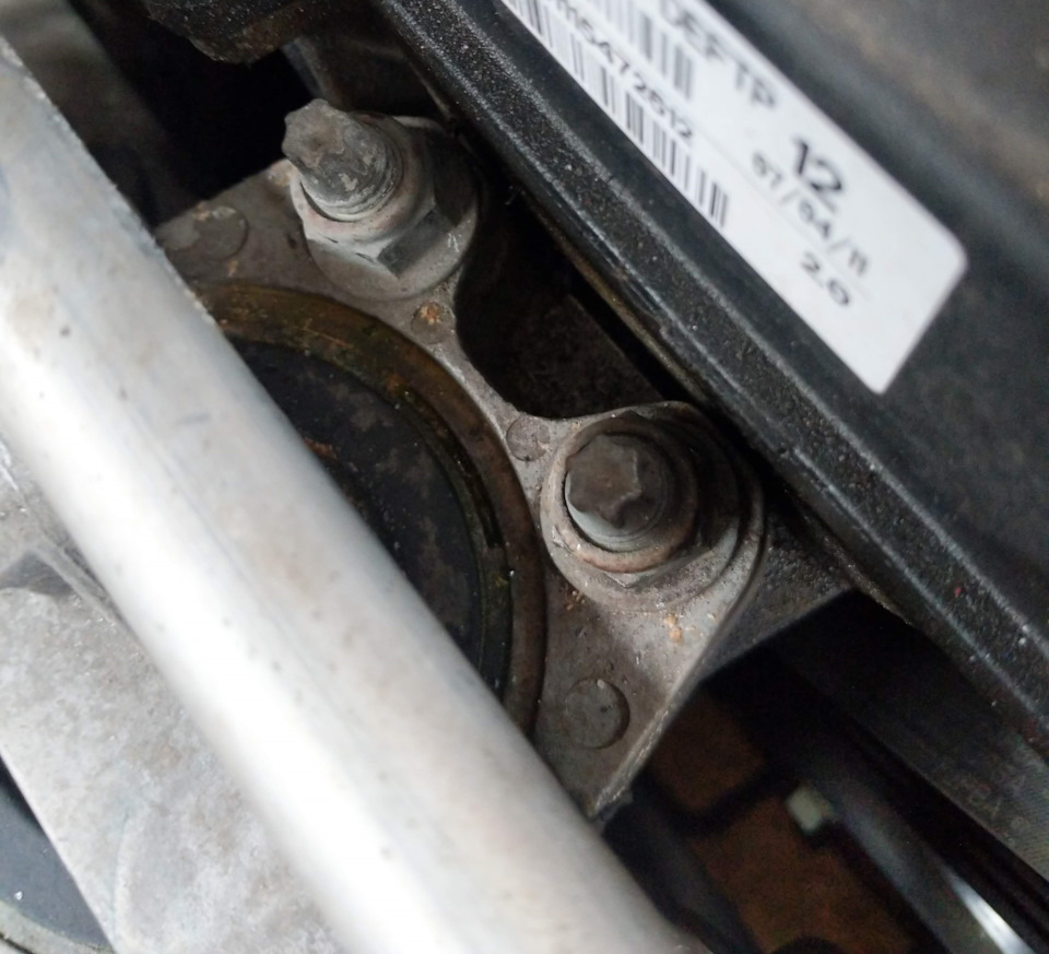 Ford focus 3 заміна правої подушки двигуна (гідроопори) на Hutchinson 586655 5