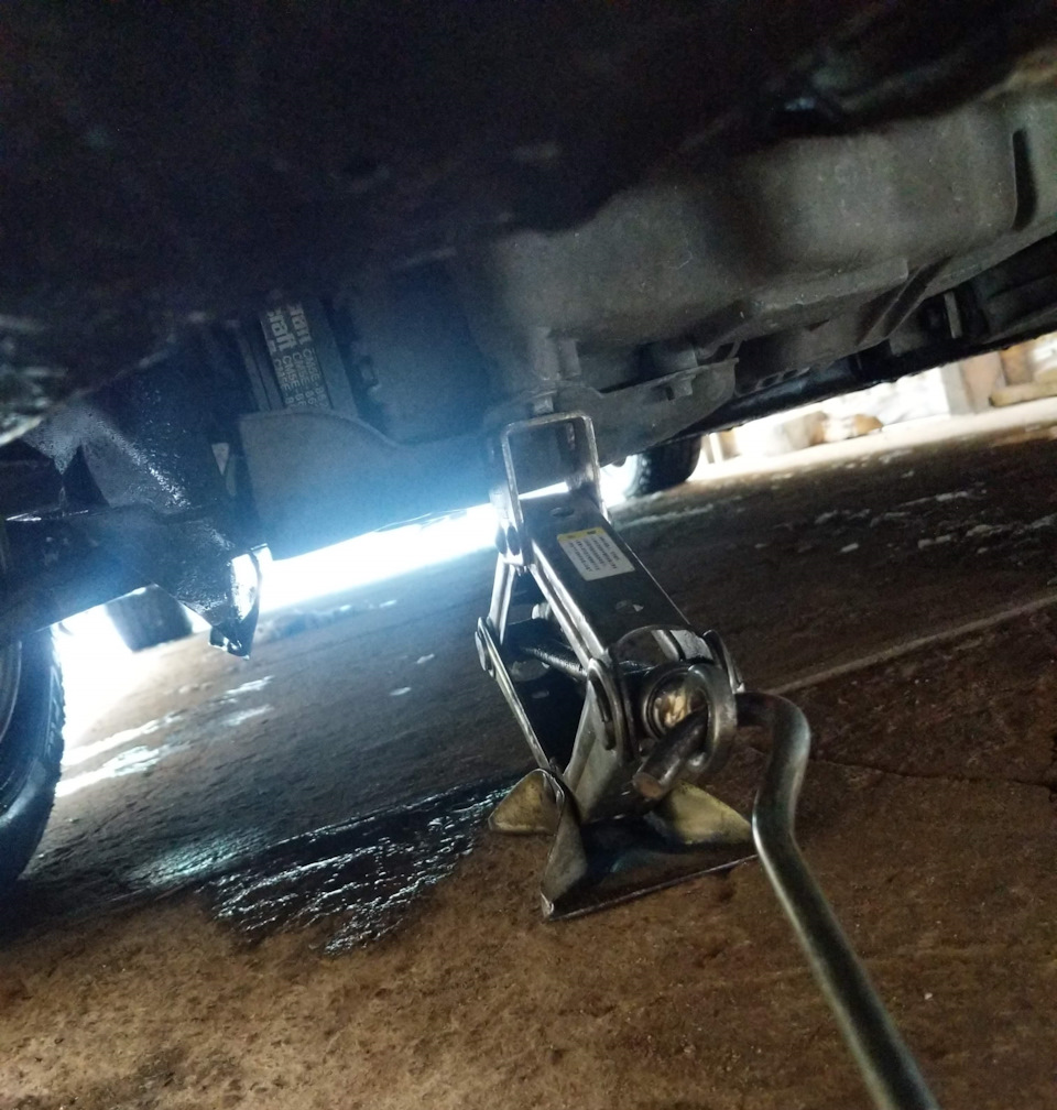 Ford focus 3 заміна правої подушки двигуна (гідроопори) на Hutchinson 586655 4