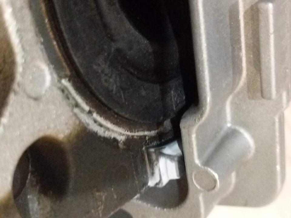Ford focus 3 заміна правої подушки двигуна (гідроопори) на Hutchinson 586655 3