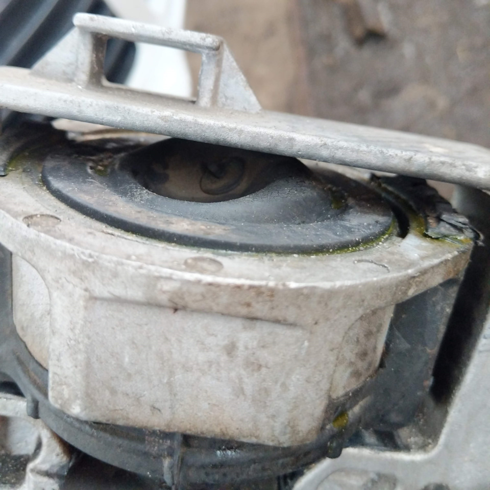 Ford focus 3 заміна правої подушки двигуна (гідроопори) на Hutchinson 586655 1
