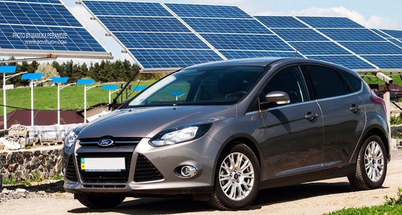 Ford Focus між сонячними панелями 2