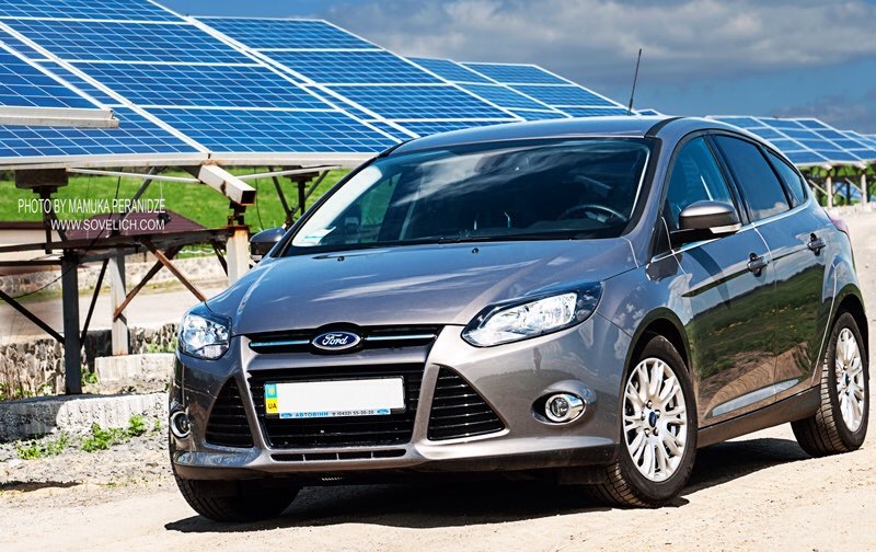 Ford Focus між сонячними панелями 1