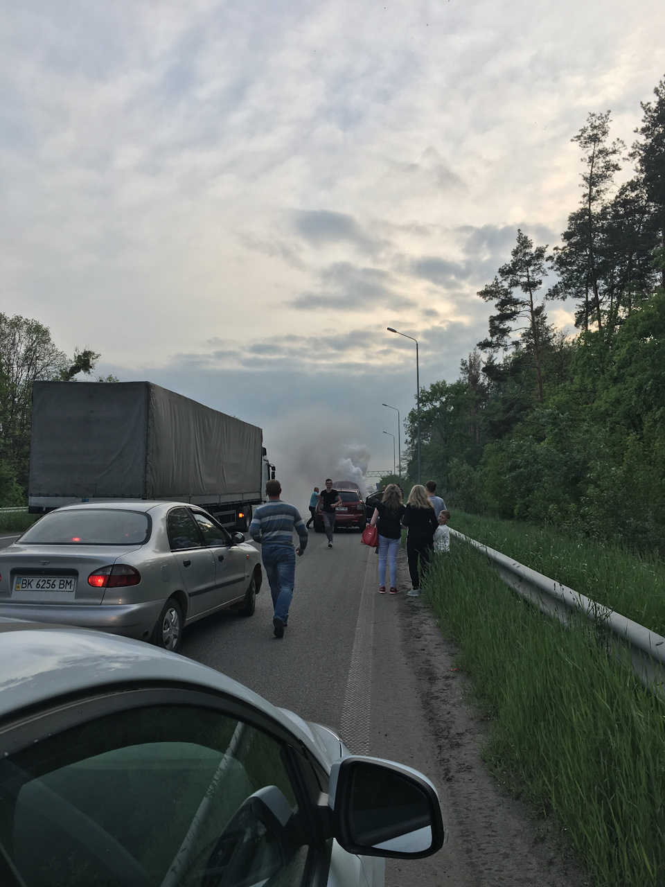 Загорілася на ходу (не моя). Допомагайте один одному. Не залишайте в біді інших! 4