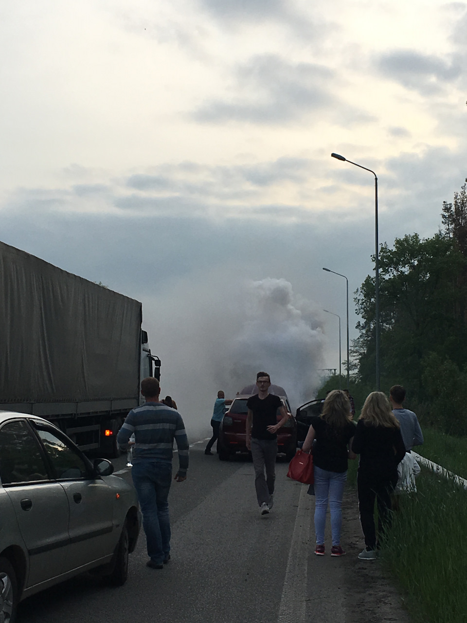 Загорілася на ходу (не моя). Допомагайте один одному. Не залишайте в біді інших! 1