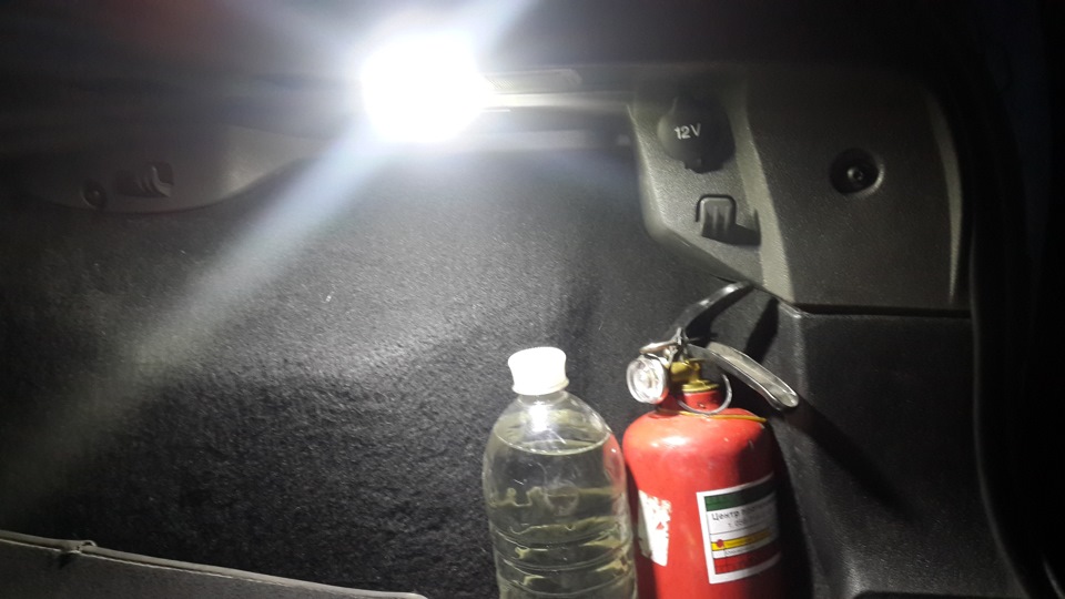 Розетка 12V і світло в багажне відділення 3