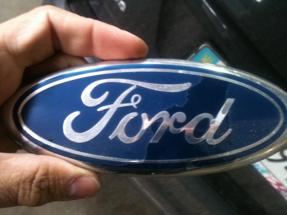 Заміна задньої емблеми FORD 2