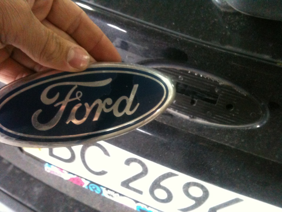 Заміна задньої емблеми FORD 3