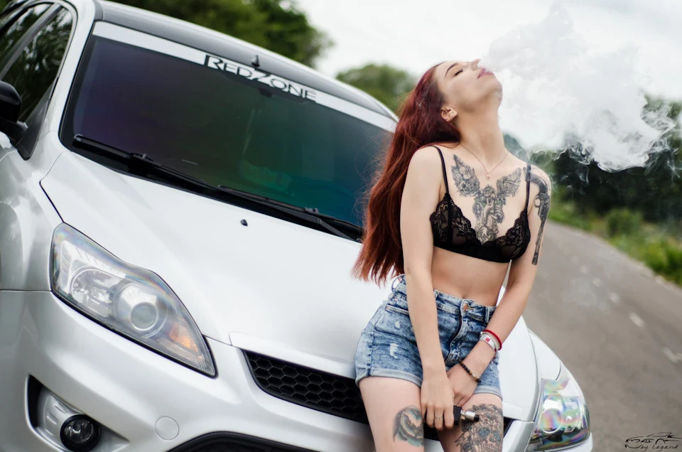 Focus & Girl & Vape