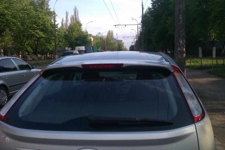 Рідний спойлер Ford Focus у колір кузова 2