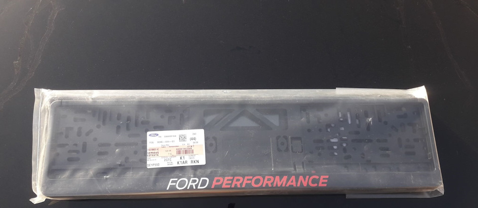 Рамки держ. номера Ford Performance та встановлення USB в бардачок. 1