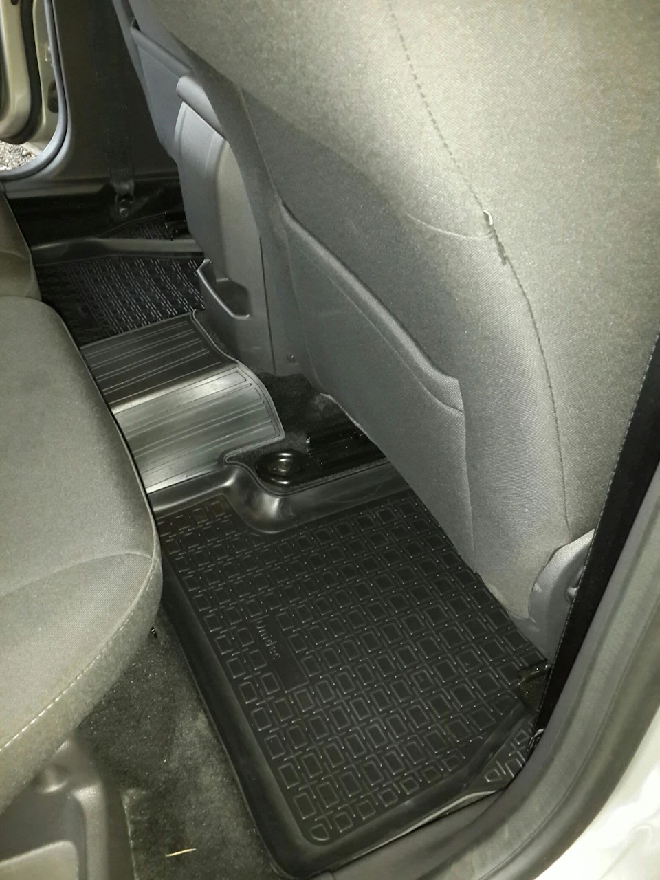 Купив килимки для Ford Focus.