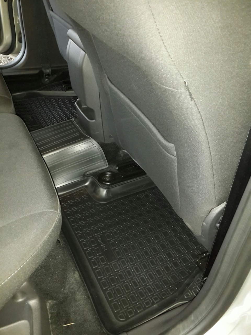 Купив килимки для Ford Focus. 1