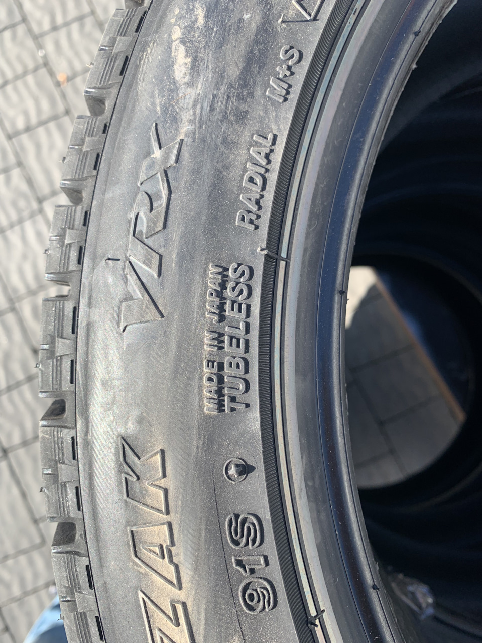 Не змінюємо традиції, гума BRIDGESTONE Blizzak VRX 215/50 R17 3