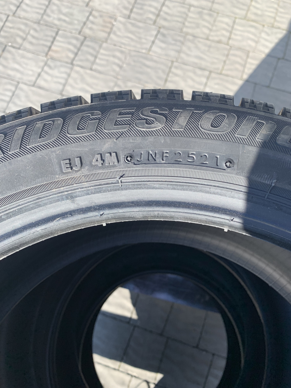 Не змінюємо традиції, гума BRIDGESTONE Blizzak VRX 215/50 R17 2