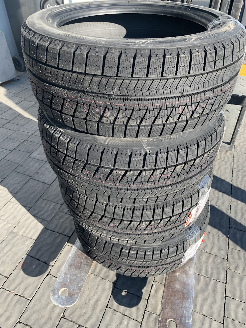 Не змінюємо традиції, гума BRIDGESTONE Blizzak VRX 215/50 R17 1