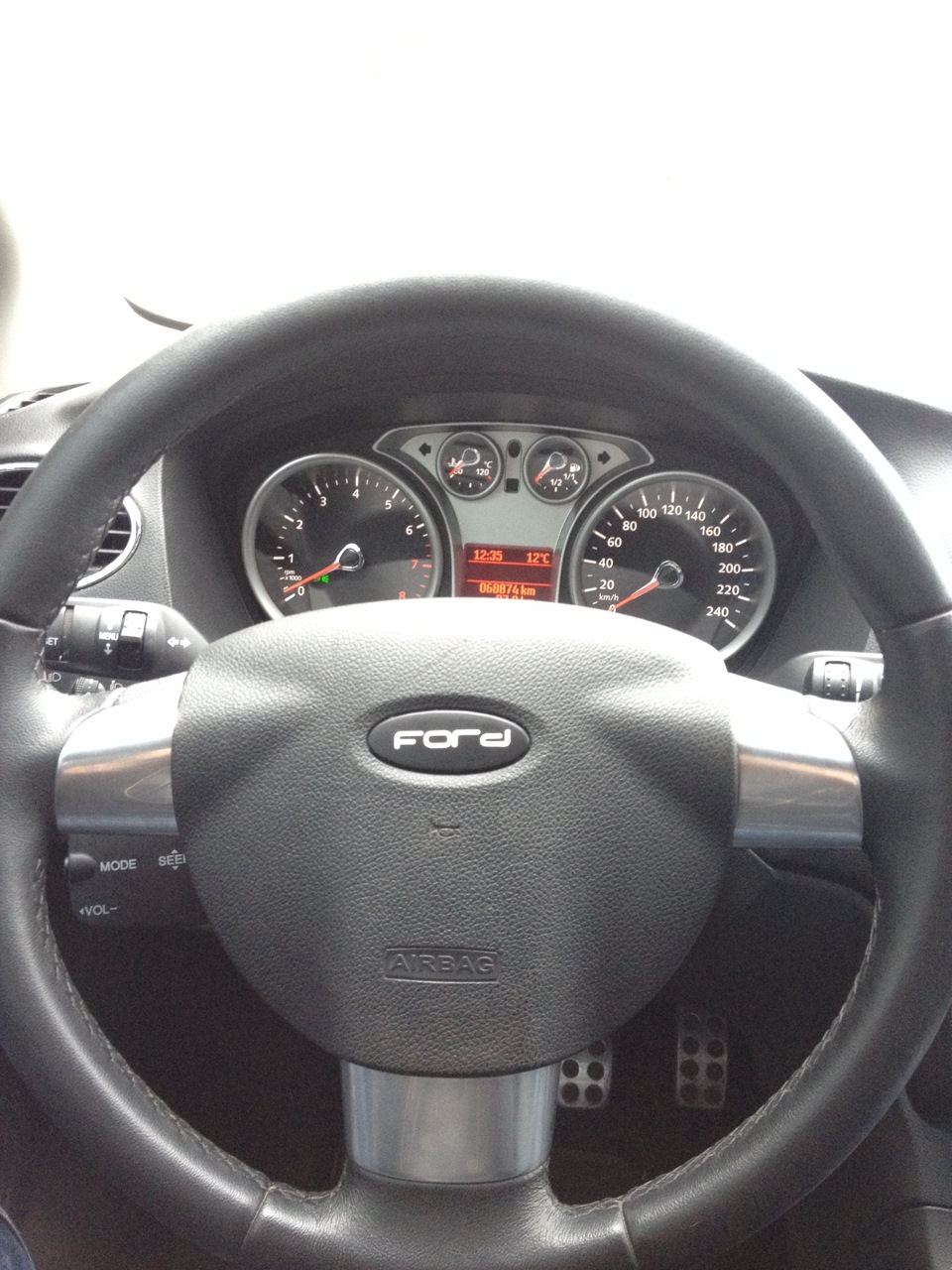 Наклейки Ford та кришка Volvo 4