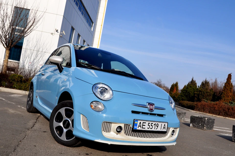 Машинка для няшок плюшевих) Fiat 500 Electro