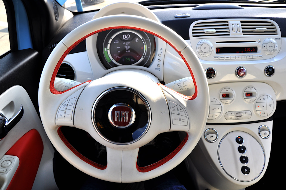 Машинка для няшок плюшевих) Fiat 500 Electro 3
