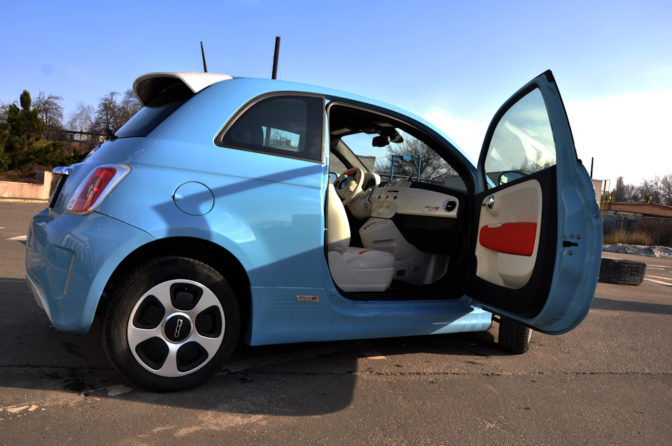 Машинка для няшок плюшевих) Fiat 500 Electro 2