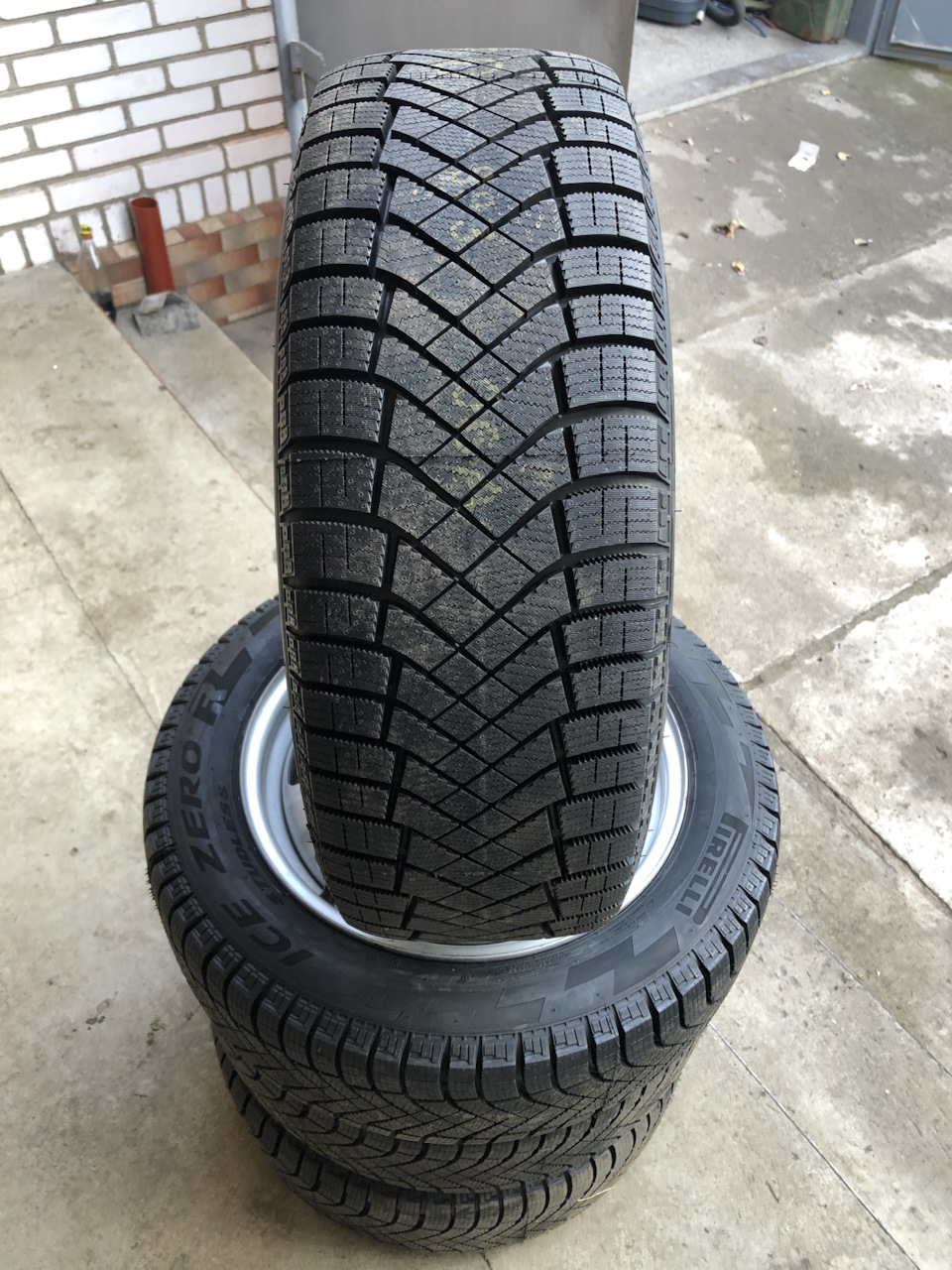 Зимове взуття PIRELLI 205/55 R16 2