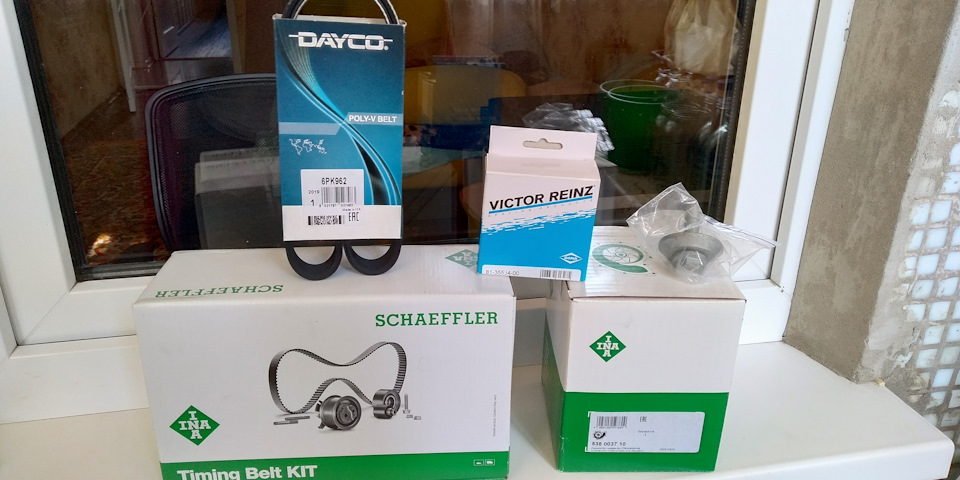 Комплект ГРМ INA, помпа INA, ремінь Dayco, сальник Victor Rainz 1