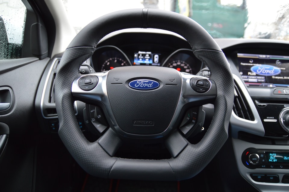 Індивідуальне спортивне кермо на Ford Focus 3 / Custom Steering Wheel for Ford Focus mk3 1