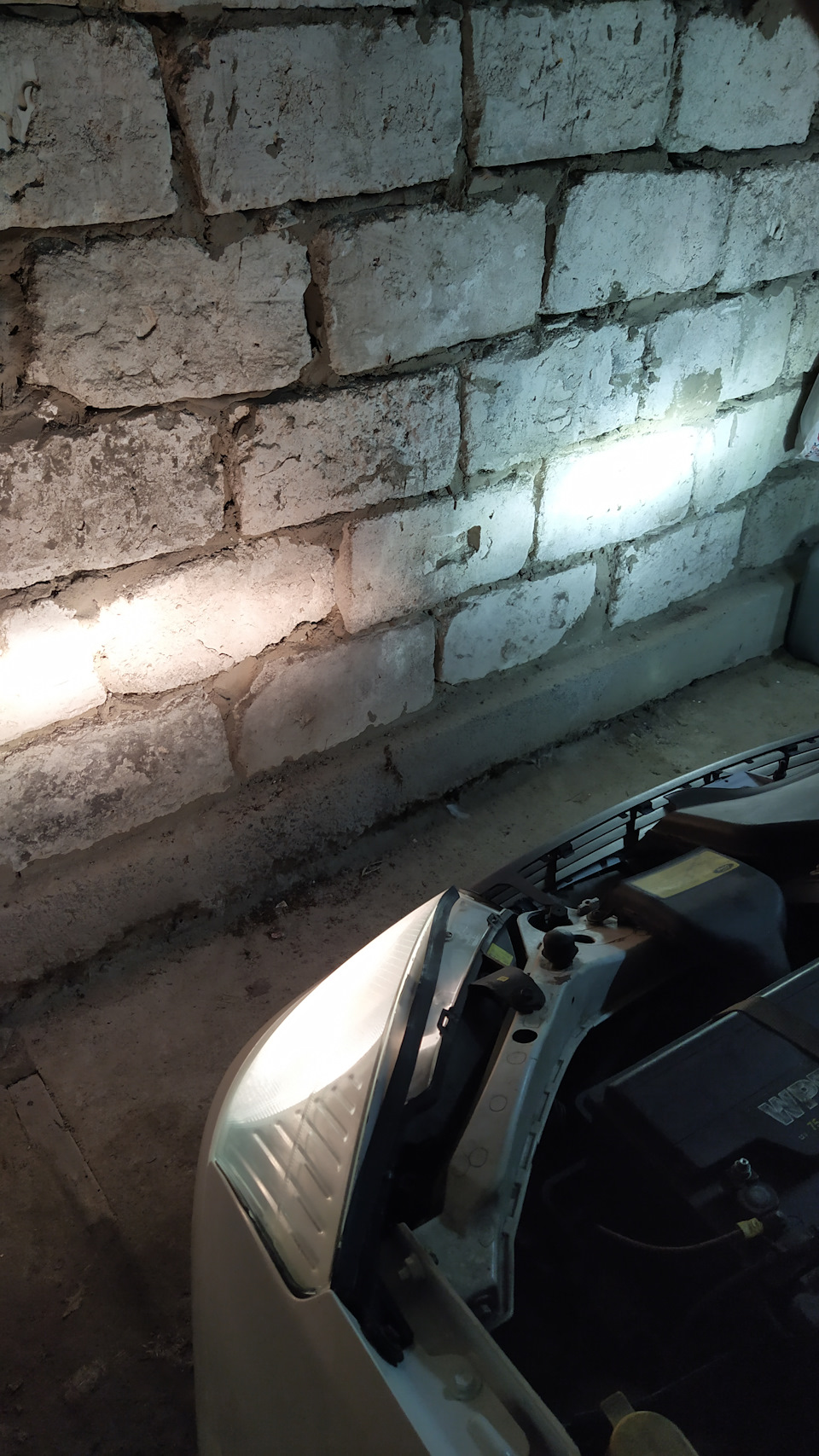 Установка LED ламп головного світла H4 6500 від Hlxg 2
