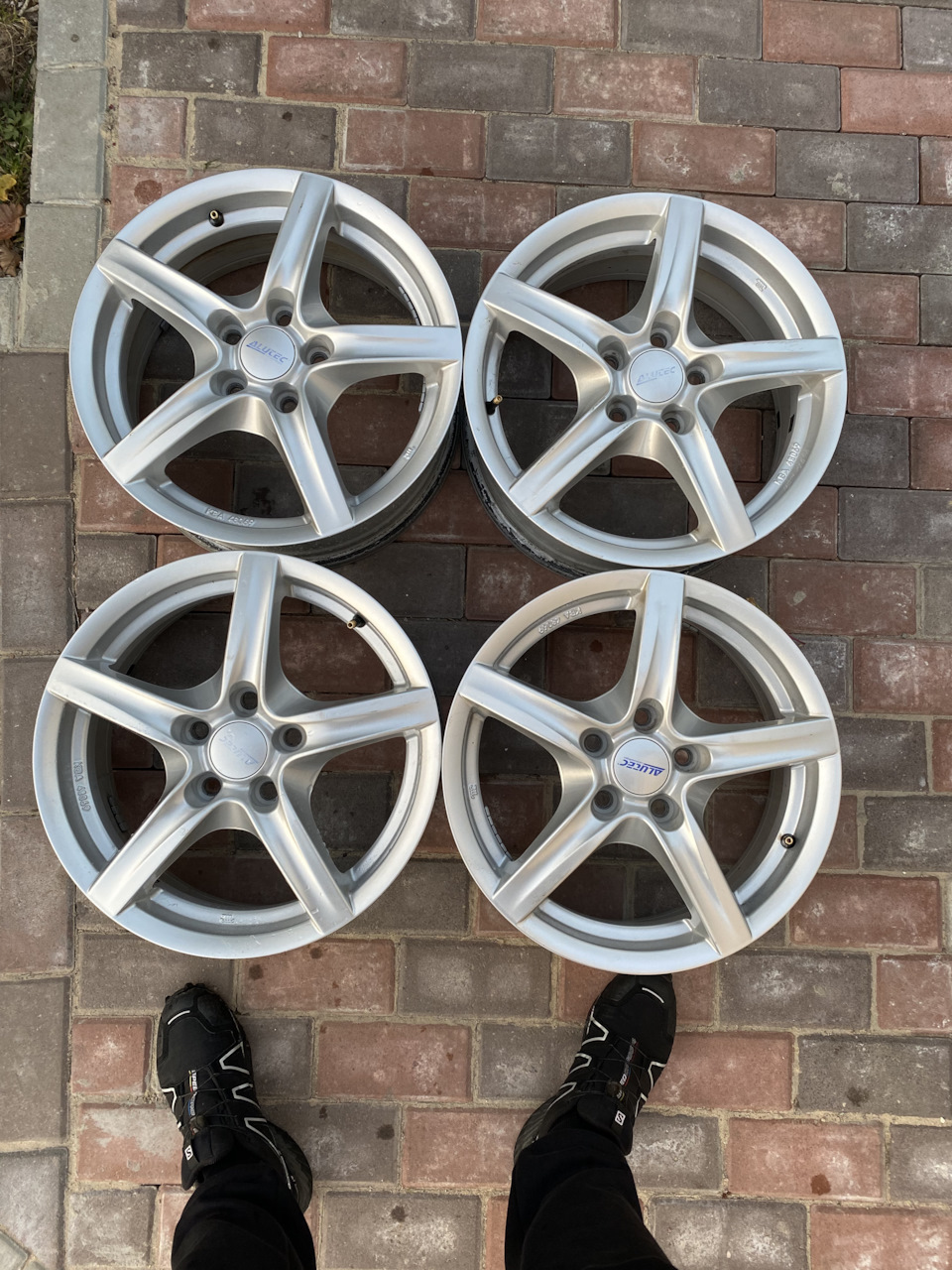 Купив литі диски R16 Alutec 4