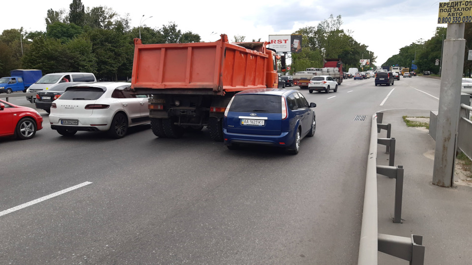 Звідки не візьмись з'явився МАЗ 2