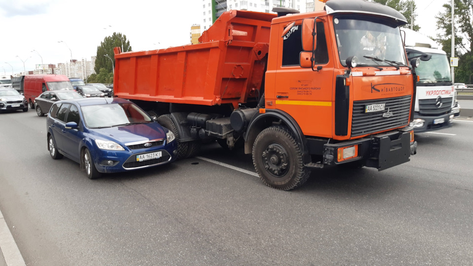 Звідки не візьмись з'явився МАЗ 1