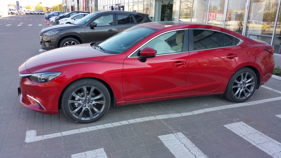 Нова Mazda6 …спор про колір шкіри 3