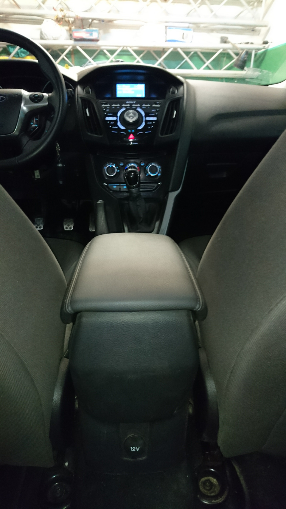 На шляху до успіху :) Установка центральної консолі з підлокітником. 2