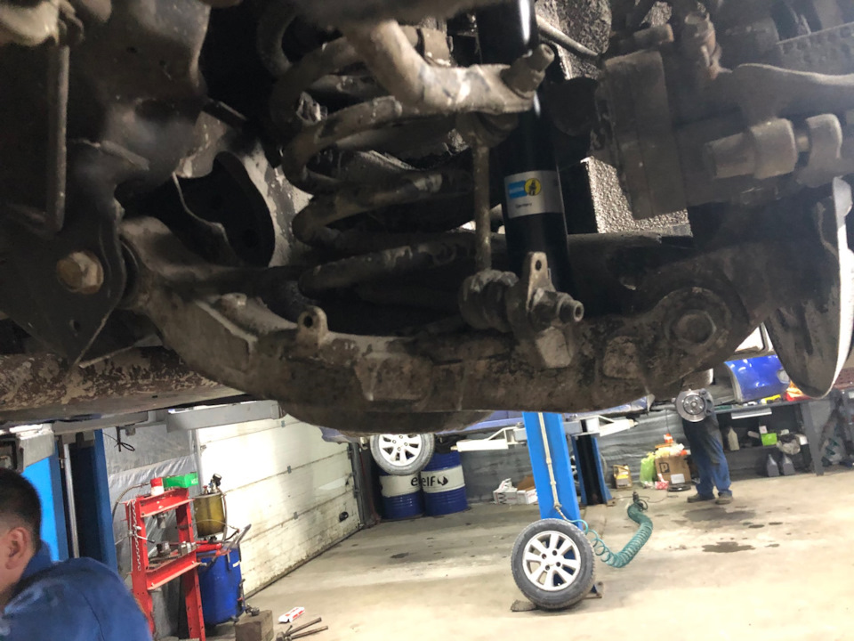Заміна задніх амортів BILSTEIN 19-250335 2